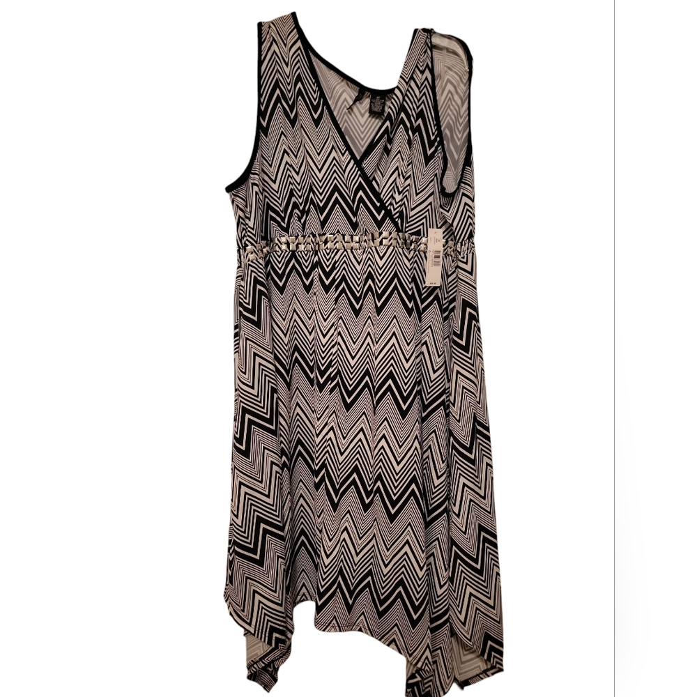 Black/White Zigzag Sleeveless Dress By New DIRECTION WOMAN.  P2P:27" L:39.5